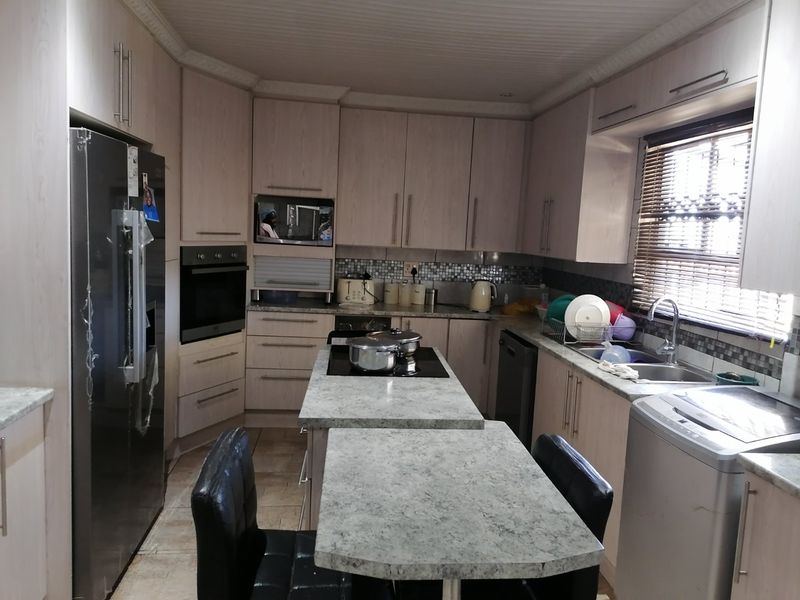Beautiful, well maintained 3 bedroom family home for sale in Chris Hani, Bloemfontein - Photo 4