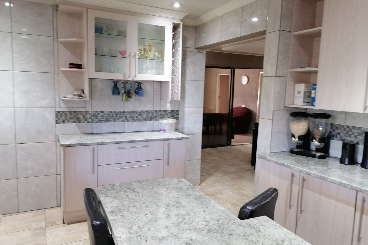 Beautiful, well maintained 3 bedroom family home for sale in Chris Hani, Bloemfontein - Photo 3