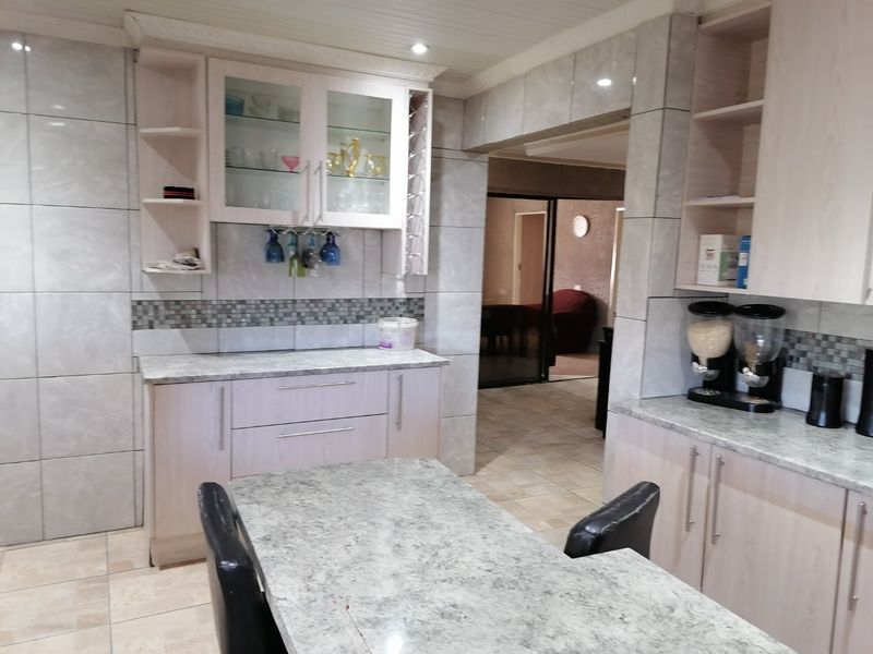 Beautiful, well maintained 3 bedroom family home for sale in Chris Hani, Bloemfontein - Photo 3