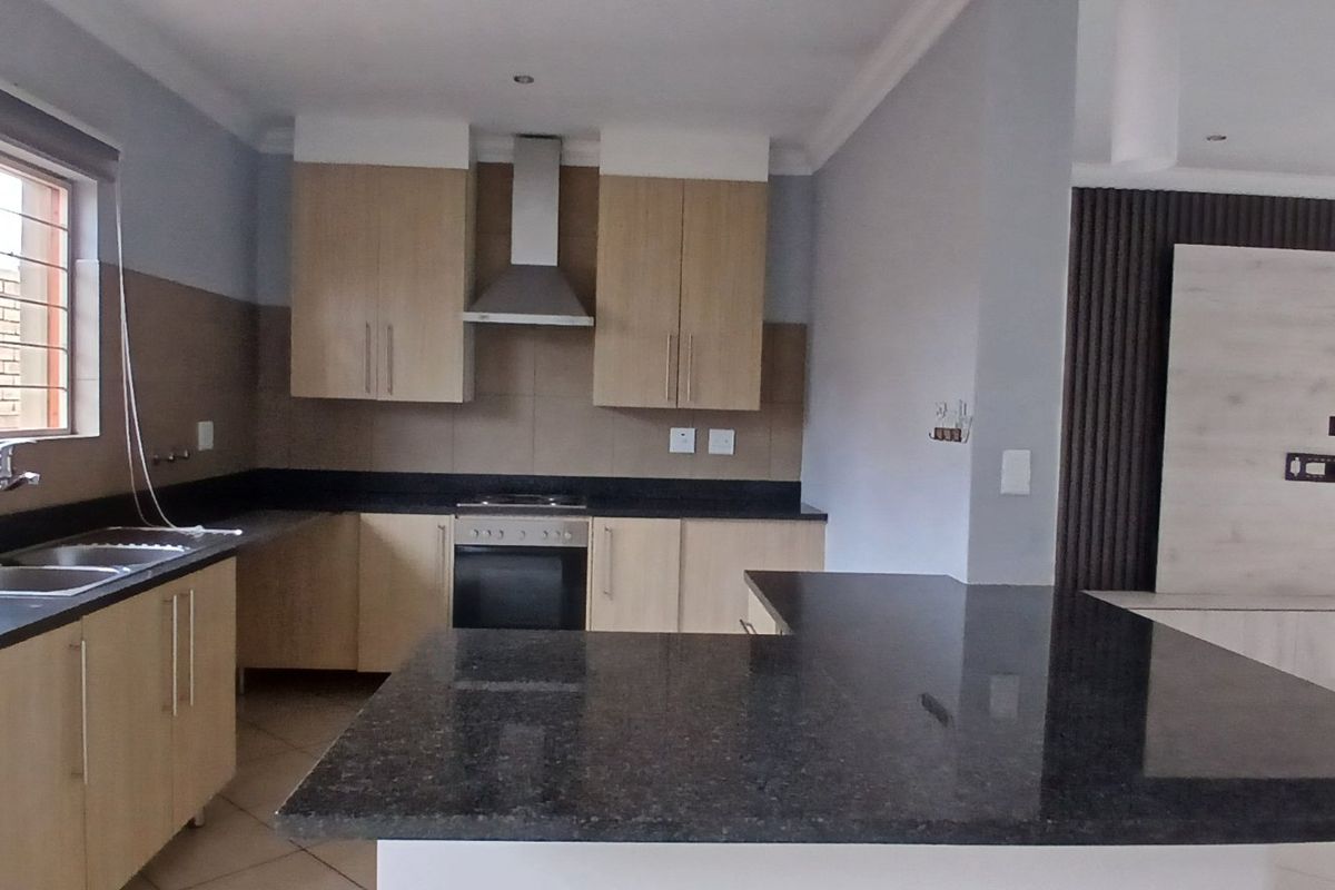 MODERN 3 BEDROOM HOME IN AN ESTATE - Photo 4