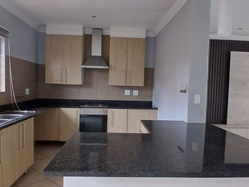 MODERN 3 BEDROOM HOME IN AN ESTATE - Photo 4