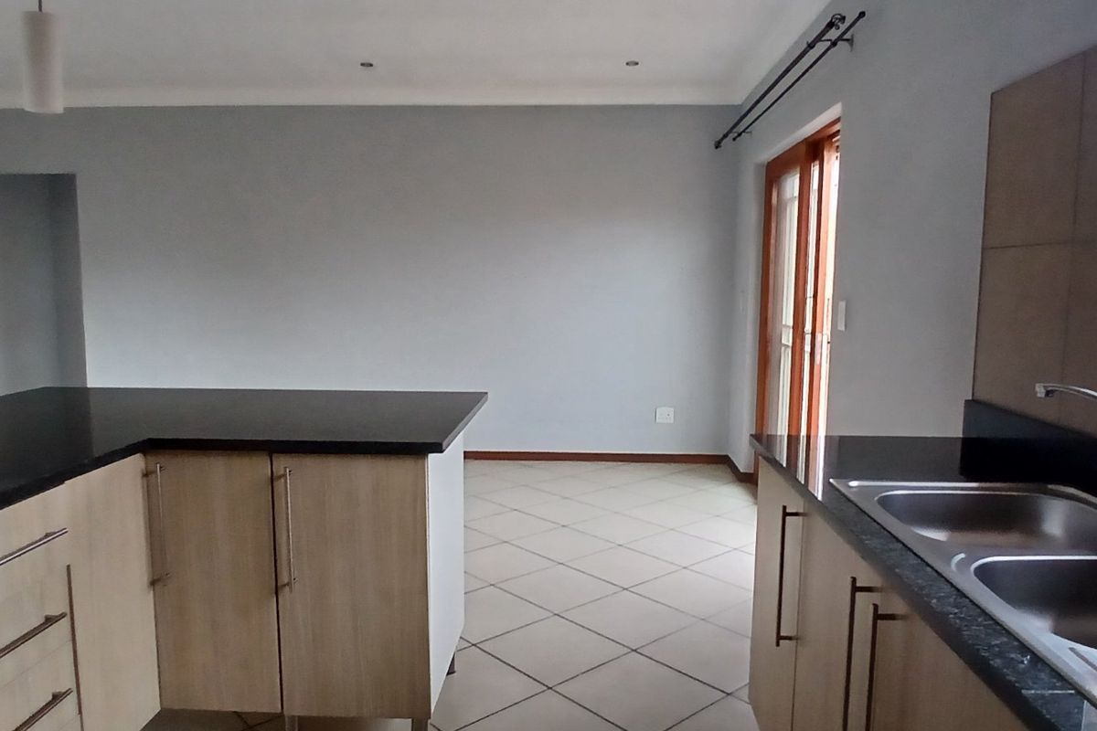 MODERN 3 BEDROOM HOME IN AN ESTATE - Photo 5