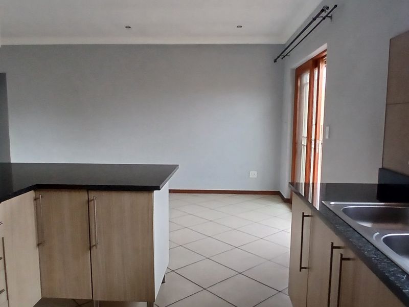 MODERN 3 BEDROOM HOME IN AN ESTATE - Photo 5