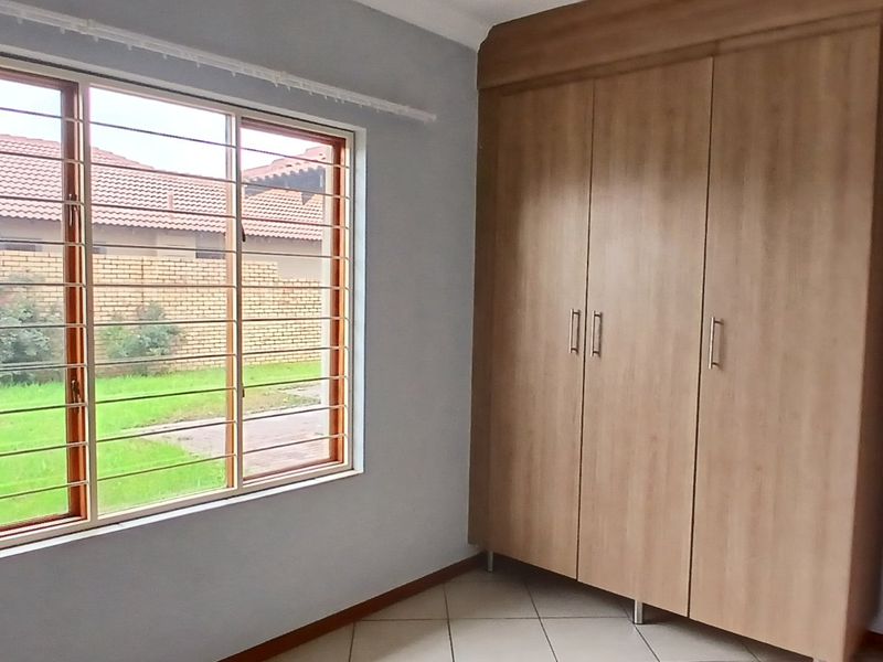 MODERN 3 BEDROOM HOME IN AN ESTATE - Photo 10