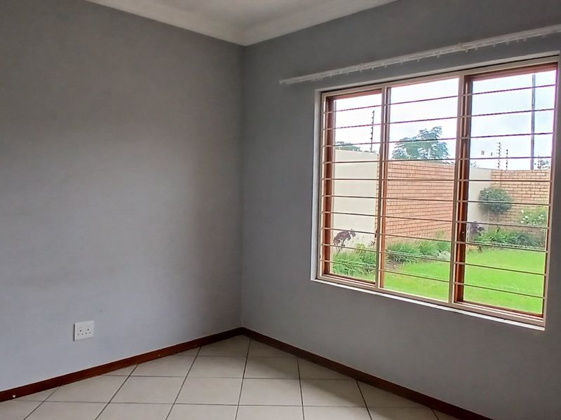 MODERN 3 BEDROOM HOME IN AN ESTATE - Photo 9