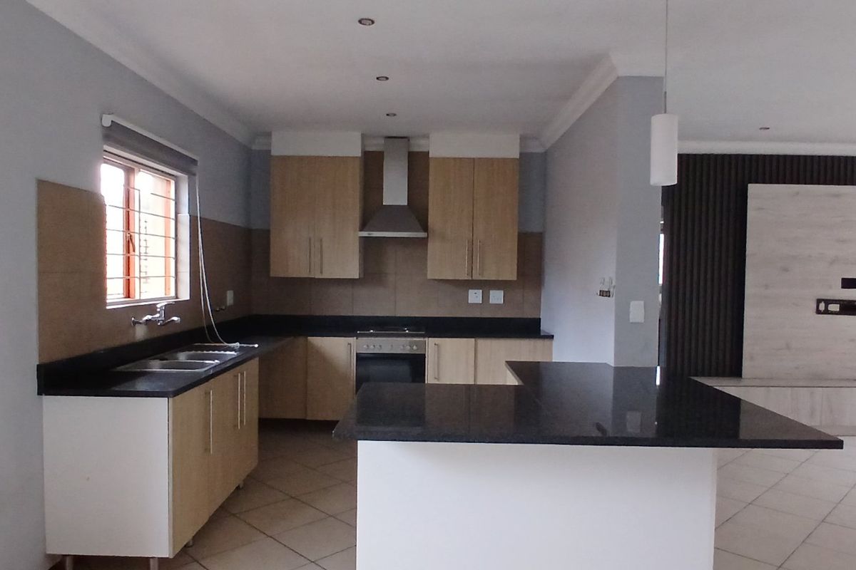 MODERN 3 BEDROOM HOME IN AN ESTATE - Photo 3