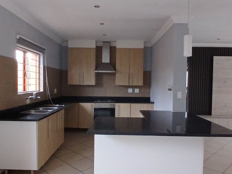 MODERN 3 BEDROOM HOME IN AN ESTATE - Photo 3