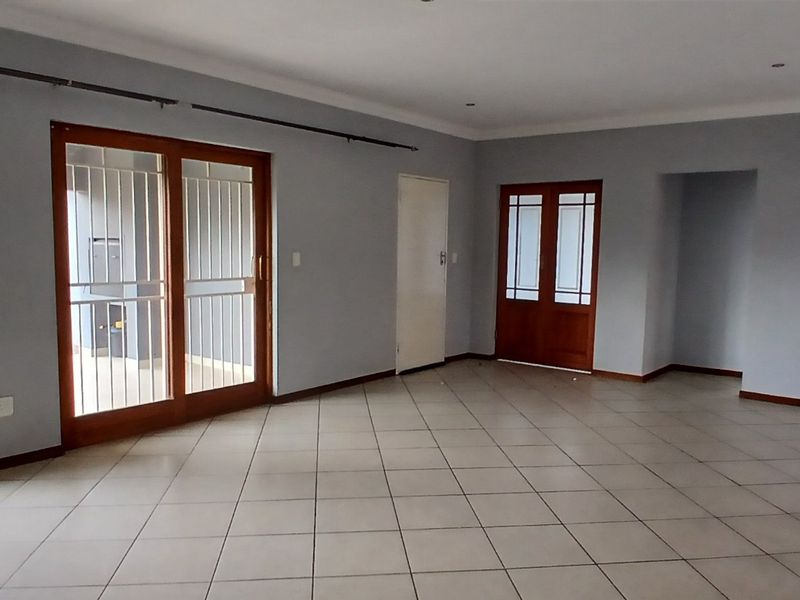 MODERN 3 BEDROOM HOME IN AN ESTATE - Photo 8