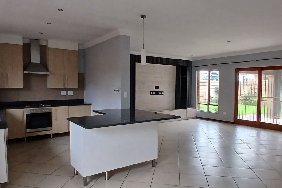 MODERN 3 BEDROOM HOME IN AN ESTATE - Photo 2