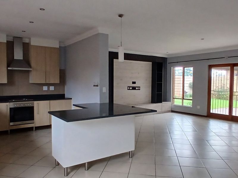 MODERN 3 BEDROOM HOME IN AN ESTATE - Photo 2