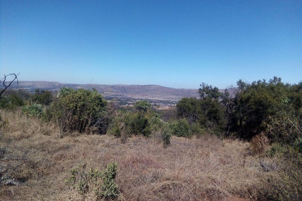 7.4 Hectares small holding on the slopes of the mountains of Magaliesburg - Photo 2