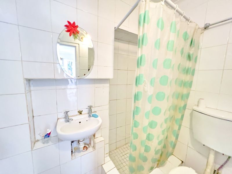 Studio to rent in Green Point Upper. - Photo 8