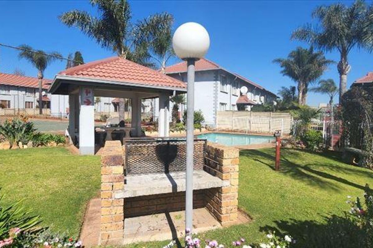 Spacious 1st Floor Town House with Pet-Friendly Charm - Photo 3