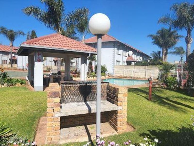 Spacious 1st Floor Town House with Pet-Friendly Charm - Photo 3