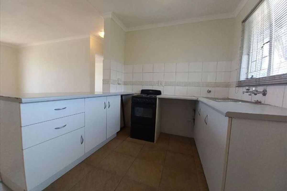 Spacious 1st Floor Town House with Pet-Friendly Charm - Photo 2