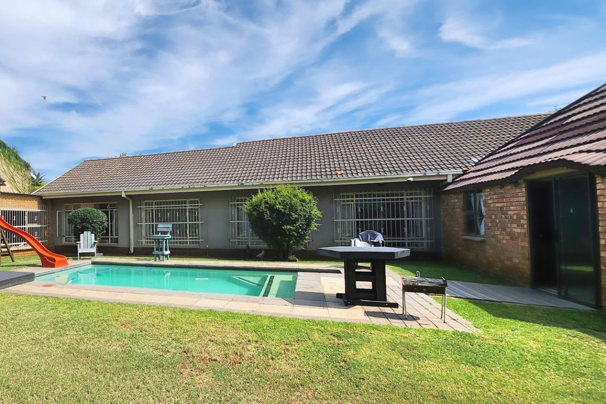 Spacious 3-Bedroom Home with Large Workshop and Entertainer’s Lapa - Photo 5