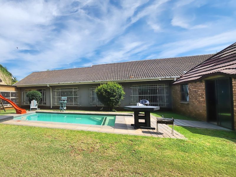 Spacious 3-Bedroom Home with Large Workshop and Entertainer’s Lapa - Photo 5