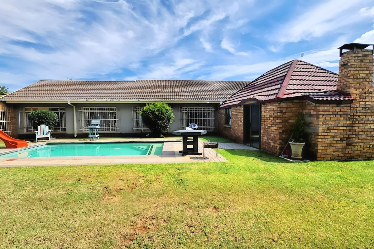 Spacious 3-Bedroom Home with Large Workshop and Entertainer’s Lapa - Photo 2