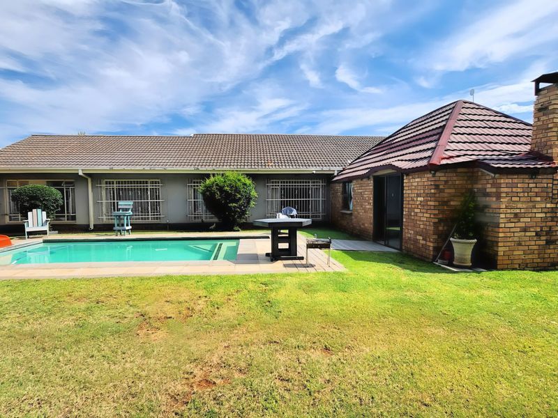 Spacious 3-Bedroom Home with Large Workshop and Entertainer’s Lapa - Photo 2