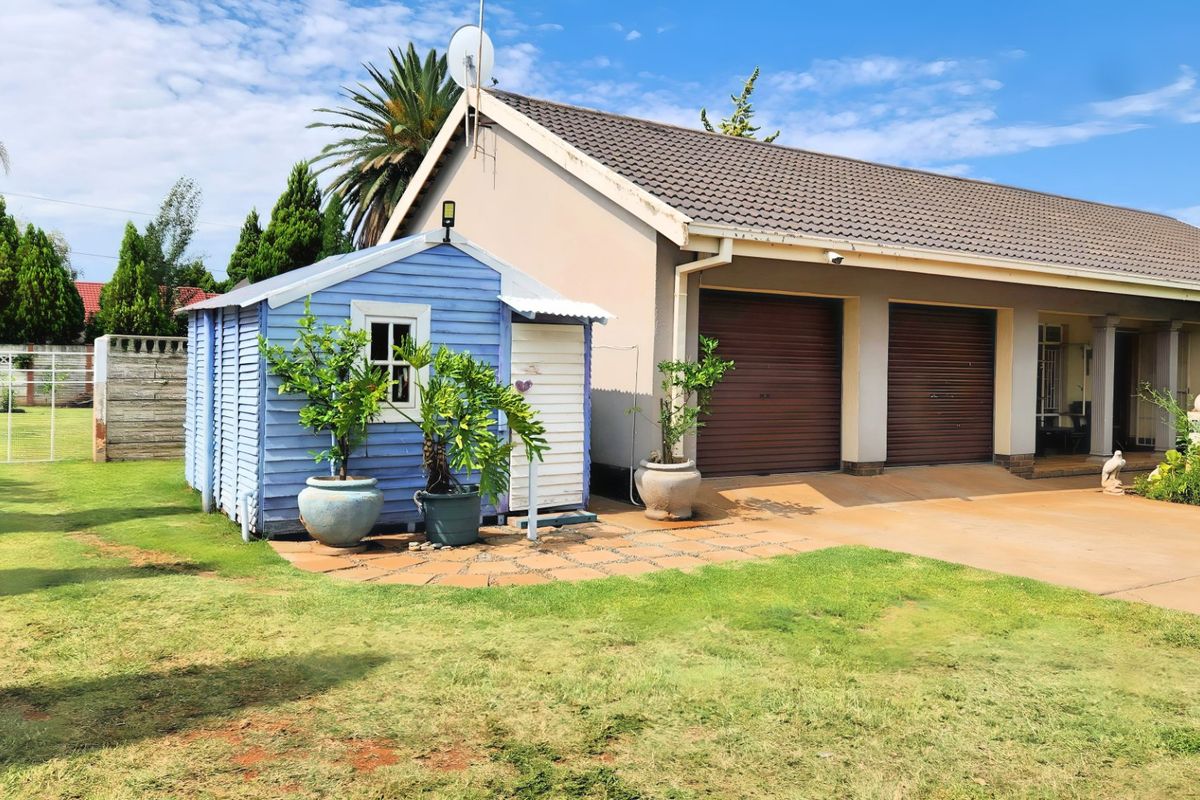 Spacious 3-Bedroom Home with Large Workshop and Entertainer’s Lapa - Photo 4