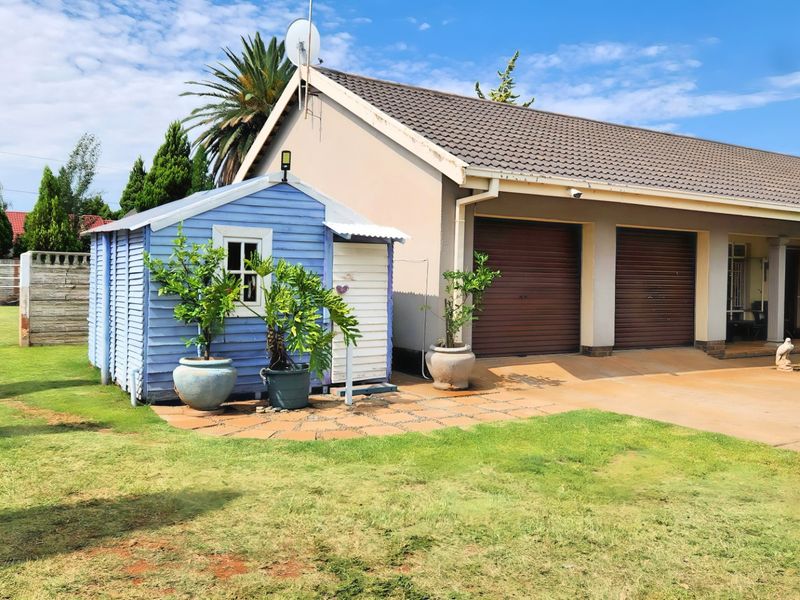 Spacious 3-Bedroom Home with Large Workshop and Entertainer’s Lapa - Photo 4