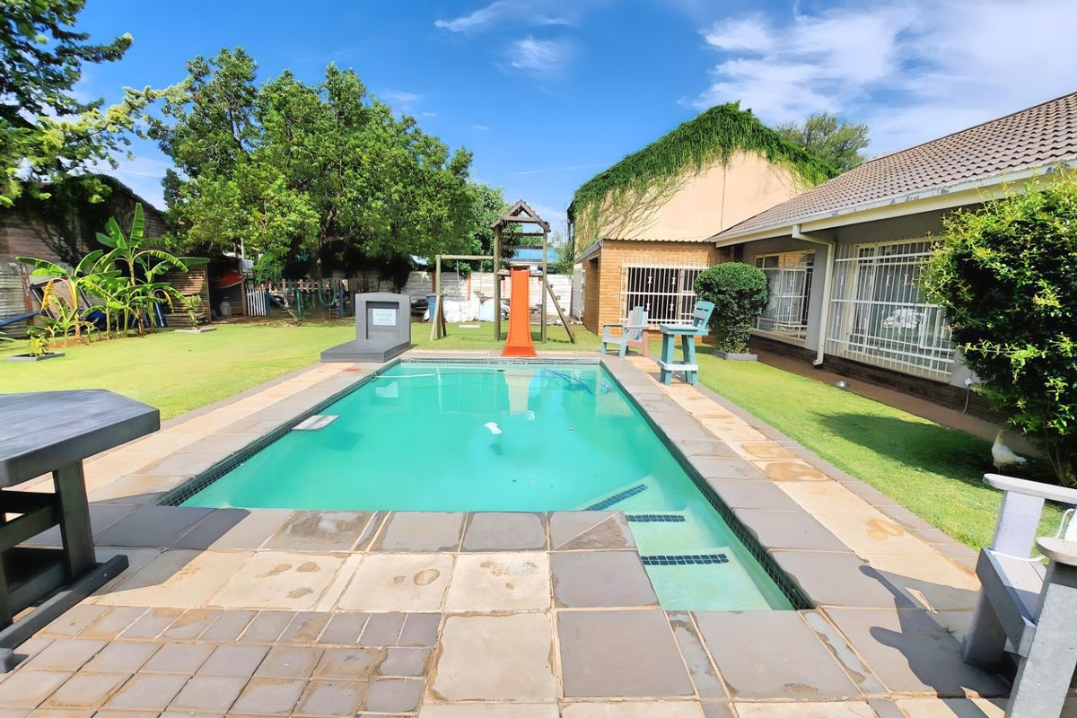 Spacious 3-Bedroom Home with Large Workshop and Entertainer’s Lapa - Photo 3