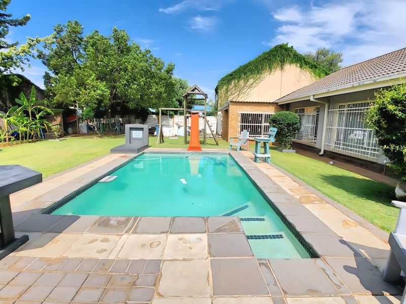 Spacious 3-Bedroom Home with Large Workshop and Entertainer’s Lapa - Photo 3