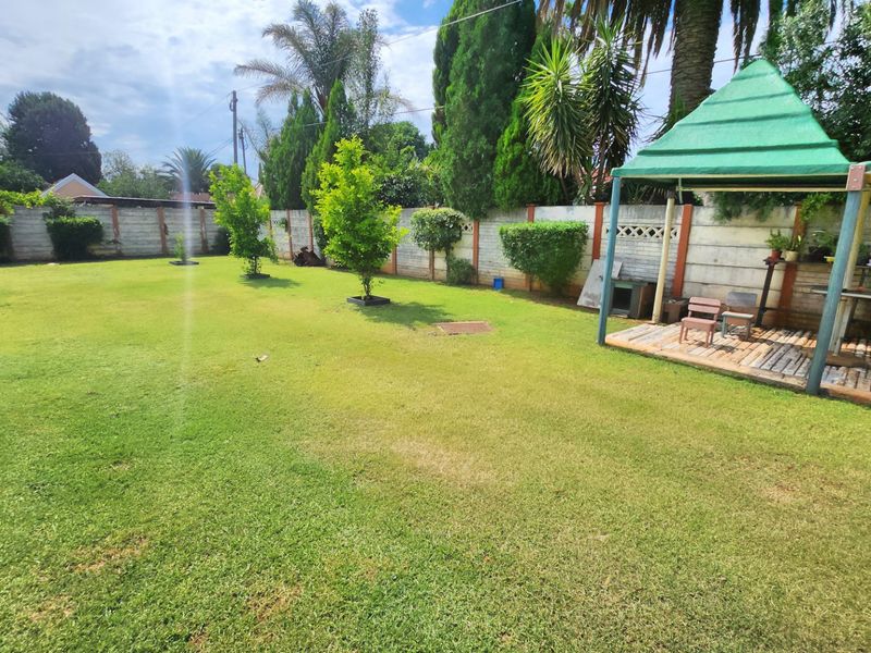 Spacious 3-Bedroom Home with Large Workshop and Entertainer’s Lapa - Photo 10