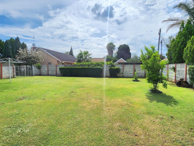 Spacious 3-Bedroom Home with Large Workshop and Entertainer’s Lapa - Photo 9