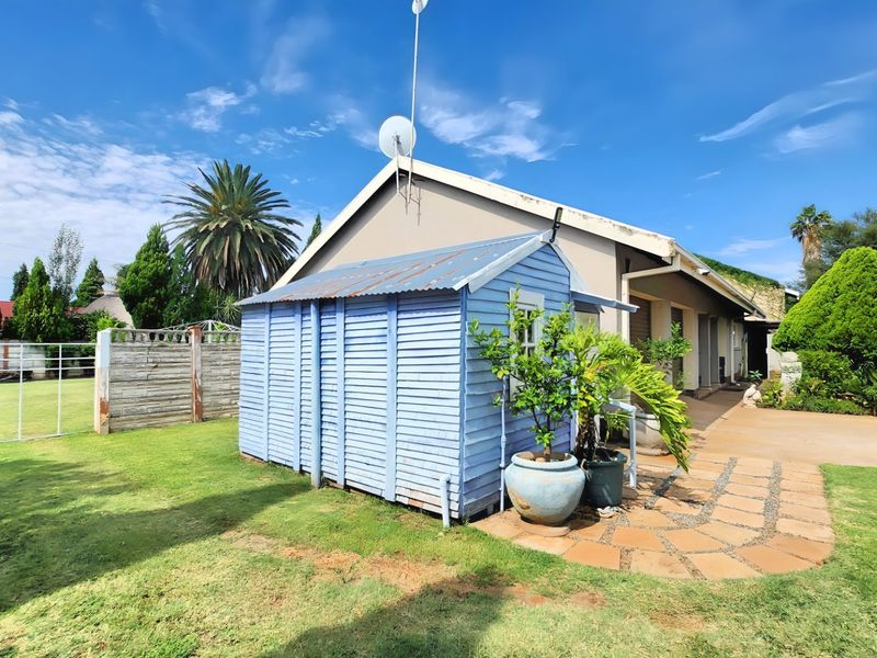 Spacious 3-Bedroom Home with Large Workshop and Entertainer’s Lapa - Photo 8
