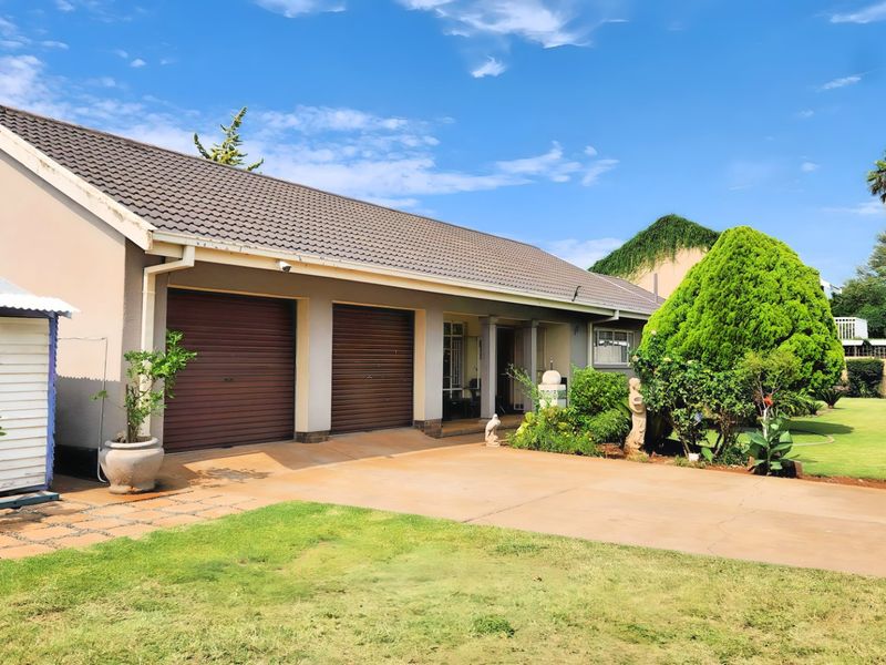 Spacious 3-Bedroom Home with Large Workshop and Entertainer’s Lapa - Photo 6