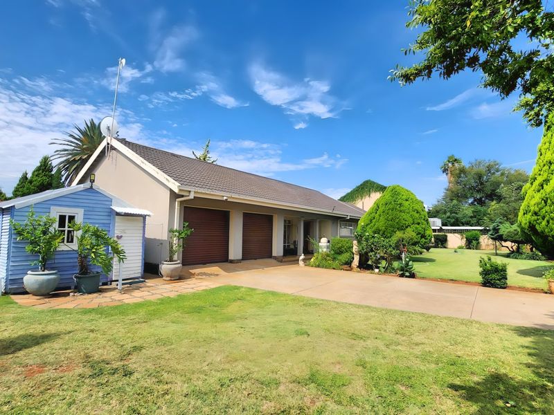 Spacious 3-Bedroom Home with Large Workshop and Entertainer’s Lapa - Photo 7