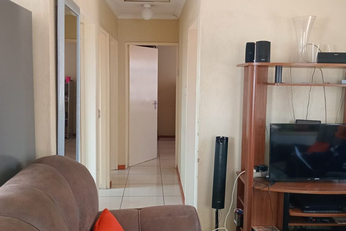 3 Bedroom house for Sale in Olivenhoutbosch - Photo 4