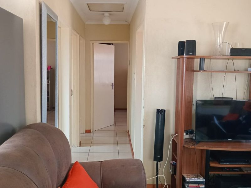 3 Bedroom house for Sale in Olivenhoutbosch - Photo 8