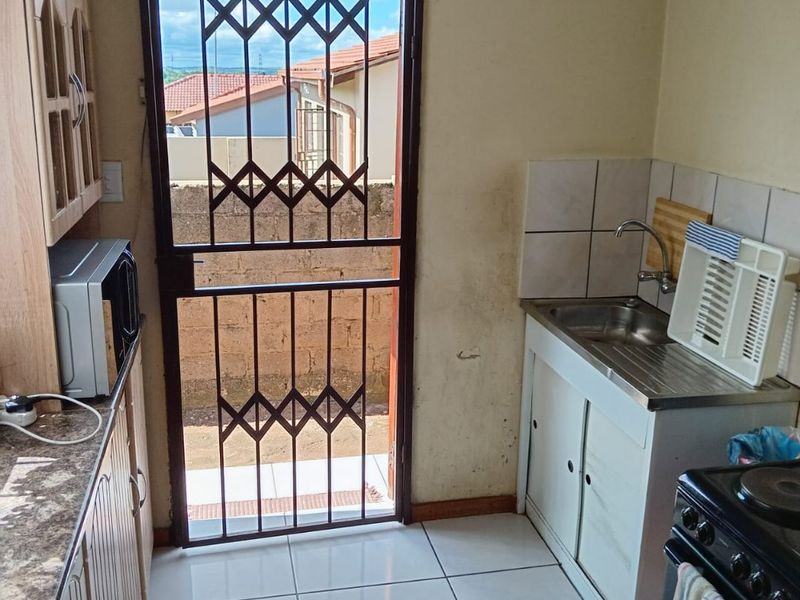 3 Bedroom house for Sale in Olivenhoutbosch - Photo 2