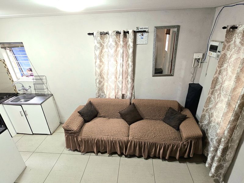 Two bedroom fully enclosed home with parking for upto three cars - Photo 5