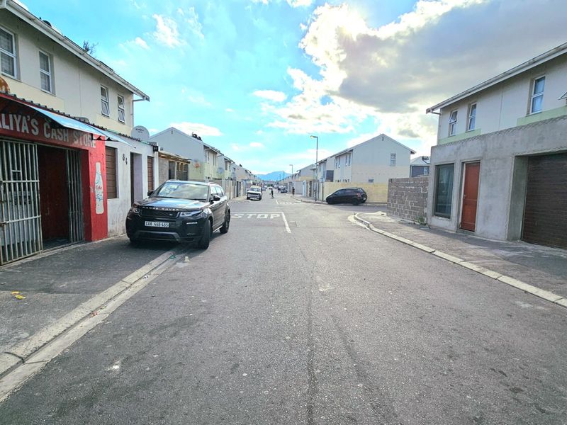 Two bedroom fully enclosed home with parking for upto three cars - Photo 4