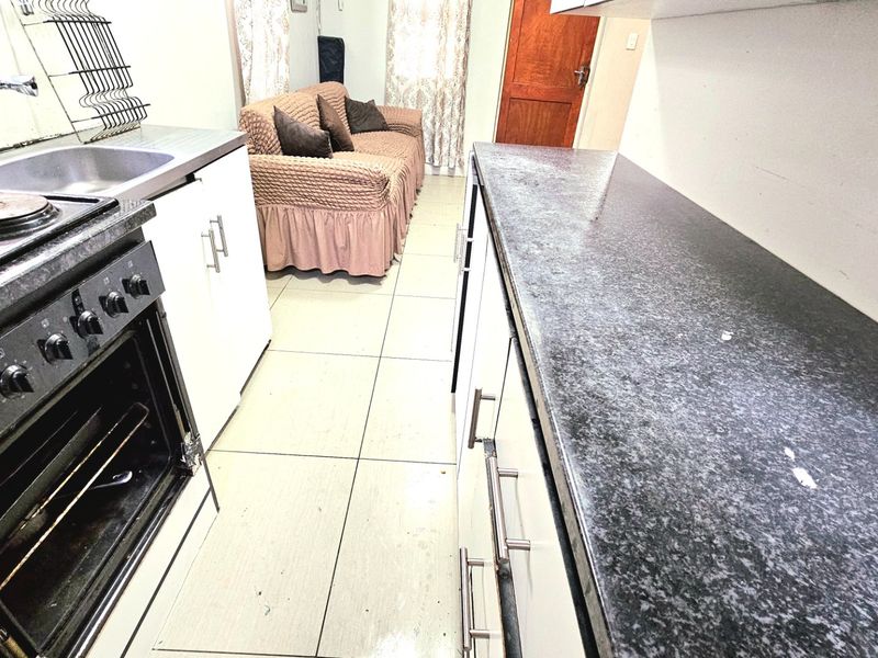 Two bedroom fully enclosed home with parking for upto three cars - Photo 10