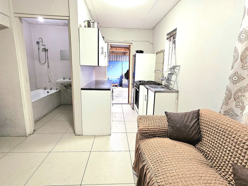 Two bedroom fully enclosed home with parking for upto three cars - Photo 9