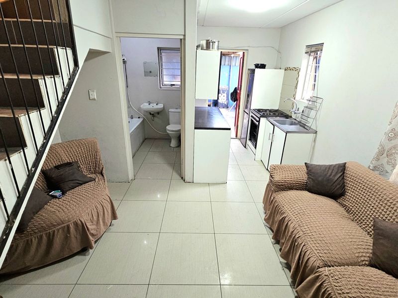 Two bedroom fully enclosed home with parking for upto three cars - Photo 8