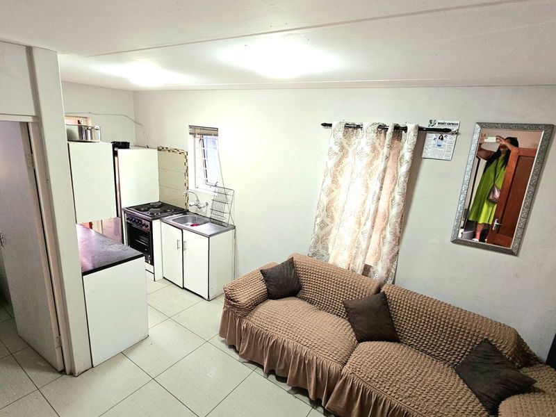Two bedroom fully enclosed home with parking for upto three cars - Photo 7