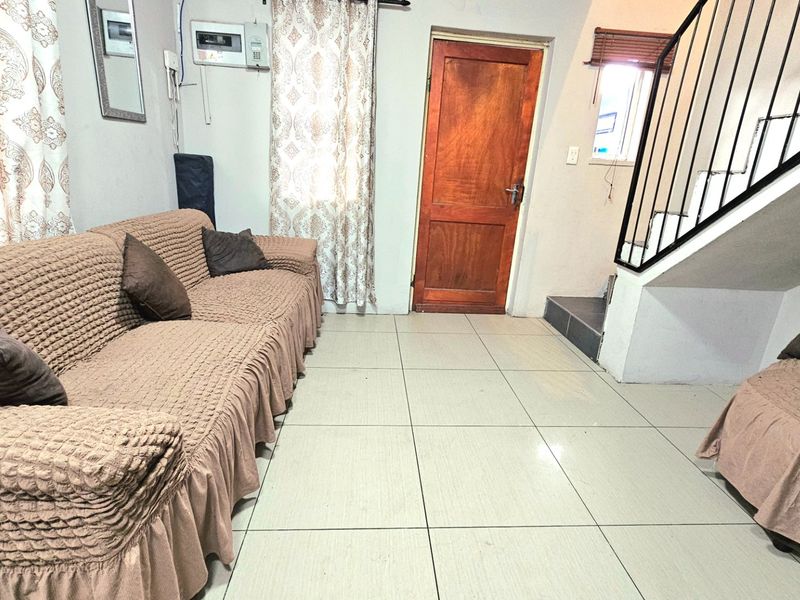 Two bedroom fully enclosed home with parking for upto three cars - Photo 6