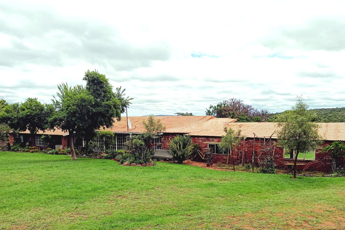 Perfect Bushveld Living – 7.5ha Property with Main House & 2 Flats - Photo 2