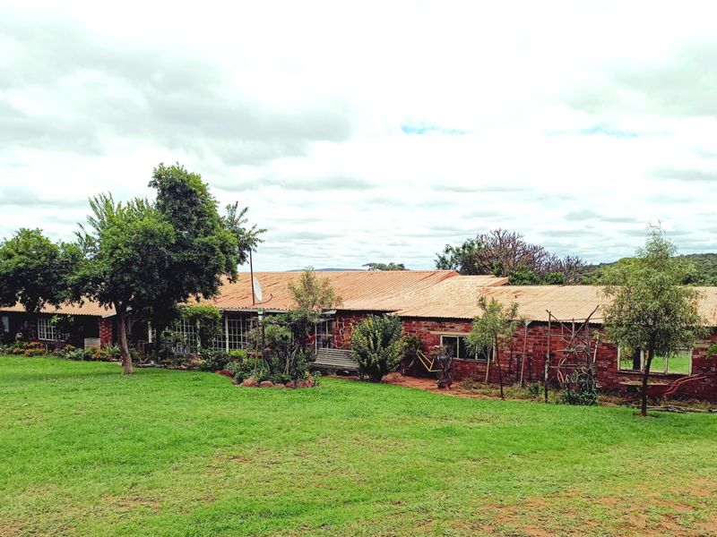 Perfect Bushveld Living – 7.5ha Property with Main House & 2 Flats - Photo 2