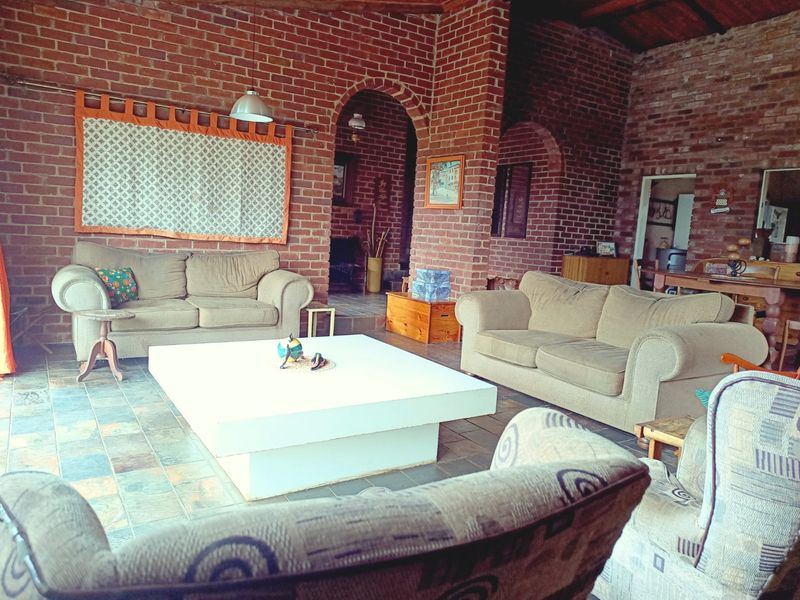 Perfect Bushveld Living – 7.5ha Property with Main House & 2 Flats - Photo 5