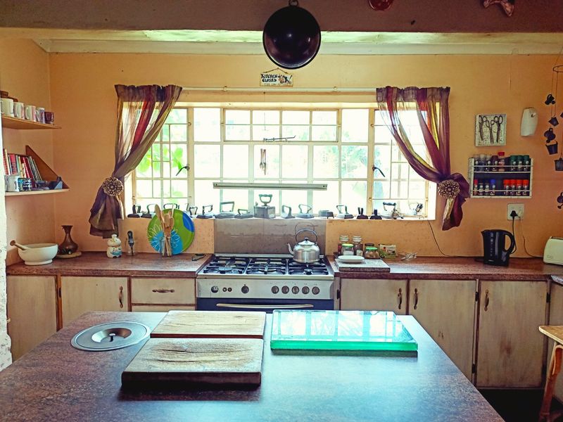 Perfect Bushveld Living – 7.5ha Property with Main House & 2 Flats - Photo 10