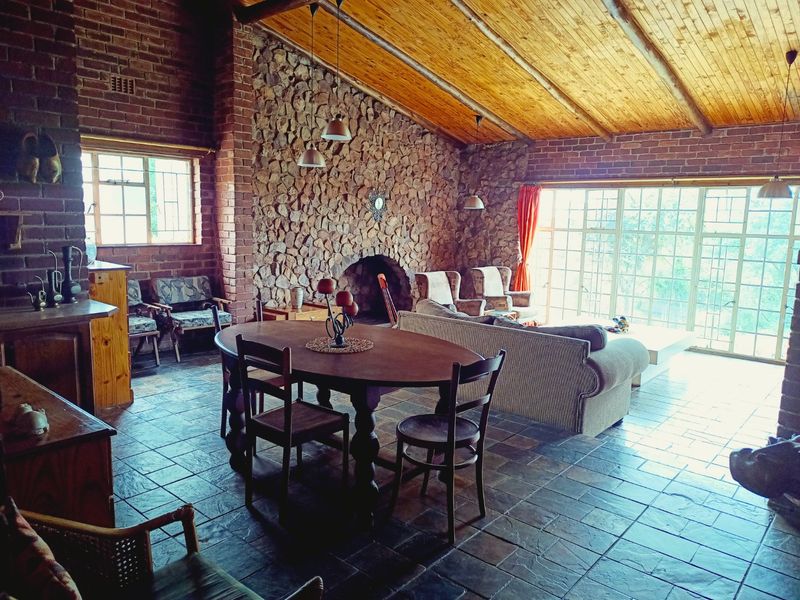 Perfect Bushveld Living – 7.5ha Property with Main House & 2 Flats - Photo 7