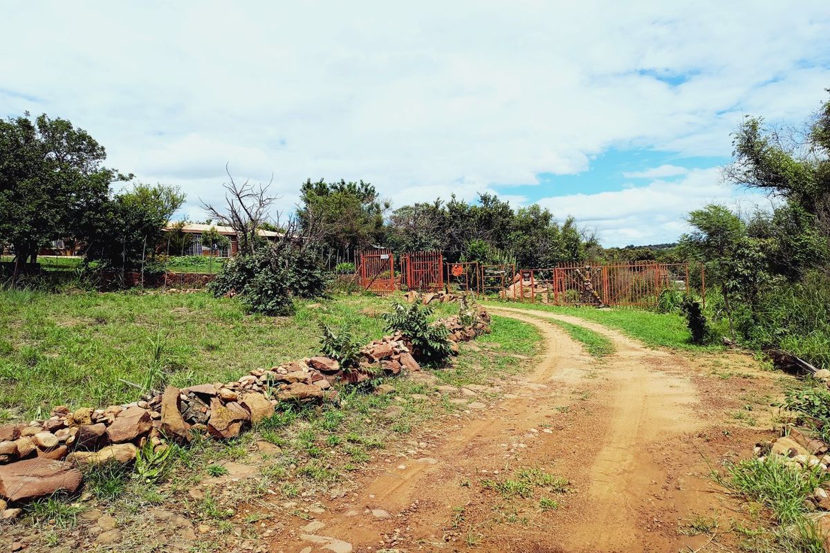 Perfect Bushveld Living – 7.5ha Property with Main House & 2 Flats - Photo 3