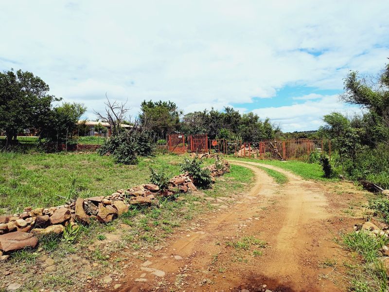 Perfect Bushveld Living – 7.5ha Property with Main House & 2 Flats - Photo 3