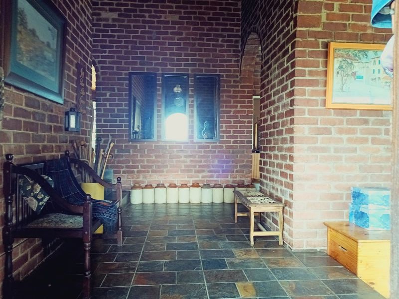 Perfect Bushveld Living – 7.5ha Property with Main House & 2 Flats - Photo 4